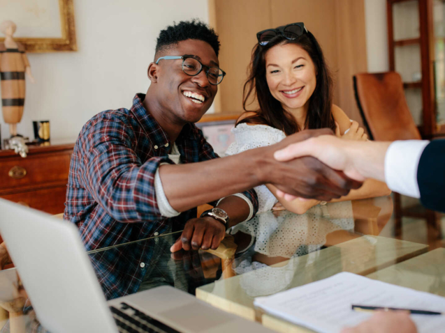 Resources_-Find-a-Migration-Agent-_-Finding-a-Migration-Agent_-the-Couple-Shaking-Hands-with-Agent